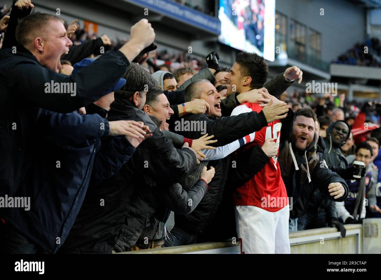 Olivier Giroud dell'Arsenal si congratula con i tifosi dopo aver segnato un gol durante la partita della fa Cup 4th Round tra Brighton & Hove Albion e l'Arsenal A. Foto Stock