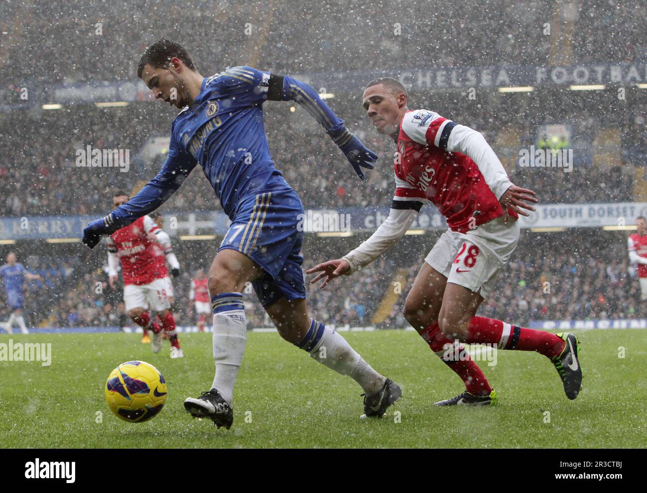 L'Eden Hazard di Chelsea è sfidato dai Gibbs Kieran dell'Arsenal. Chelsea Beat Arsenal 2:1Chelsea 20/01/13 Chelsea V Arsenal 20/01/13 The Premier Foto Stock