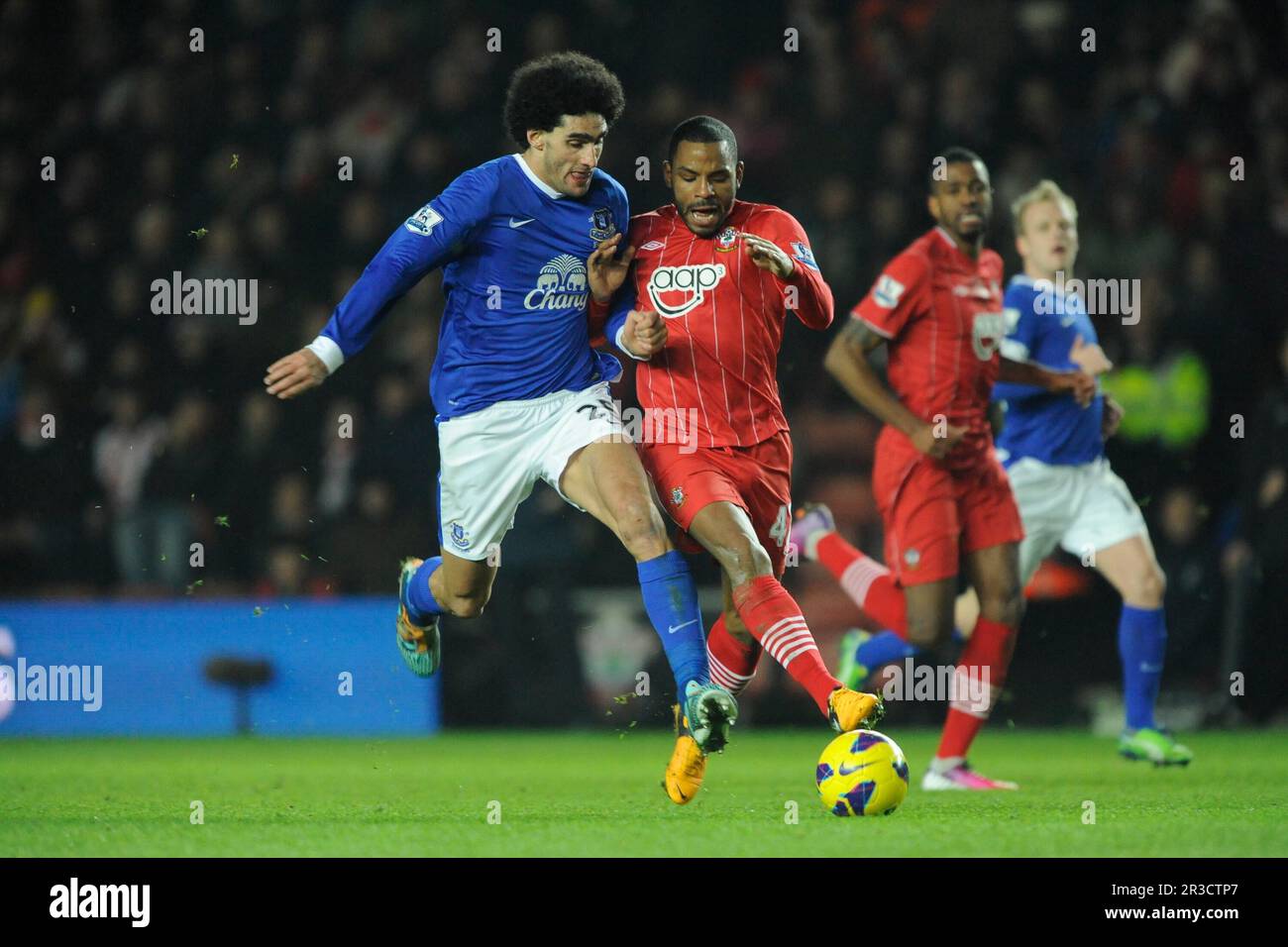 Marouane Fellaini di Everton e Jason Puncheon di Southampton in azione durante il Barclays Premier League match tra Southampton ed Everton a S. Foto Stock