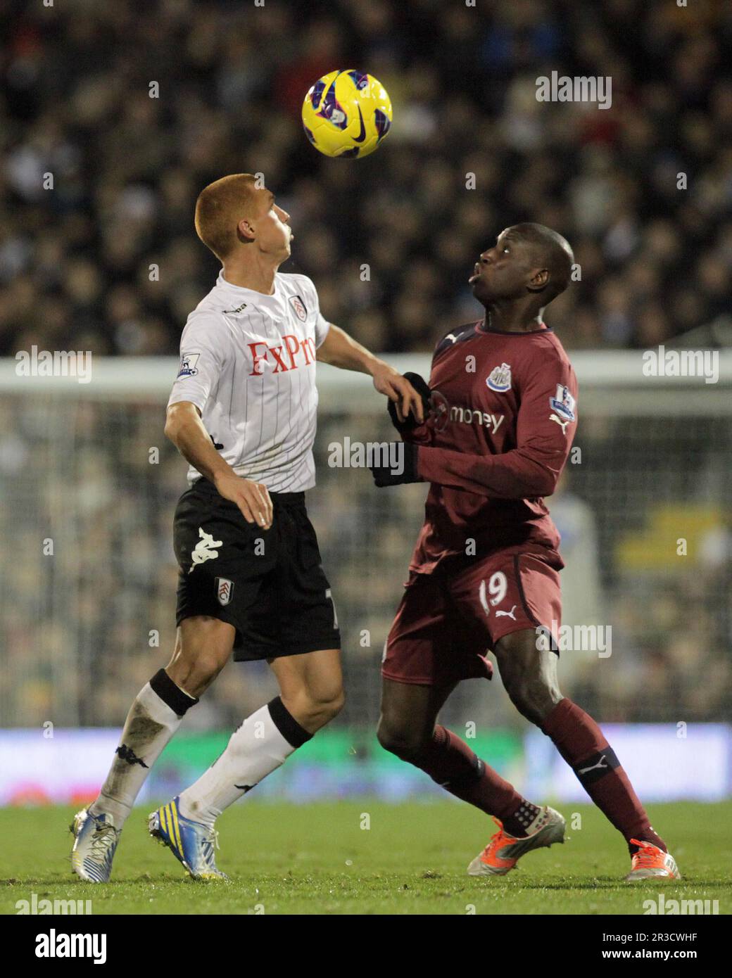 Fulham's Steve Sidwell batte con Newcastle United's Demba Ba.Fulham Beat Newcastle United 2:1Fulham 10/12/12 Fulham V Newcastle United 10/12/12 The Foto Stock