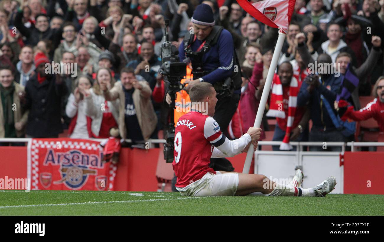 Lukas Podolski dell'Arsenal festeggia dopo aver segnato il suo primo e gli Arsenali il secondo. Cavo Arsenale 2:1Arsenal 17/11/12 Arsenal V Tottenham Hotspurs 17/11/1 Foto Stock