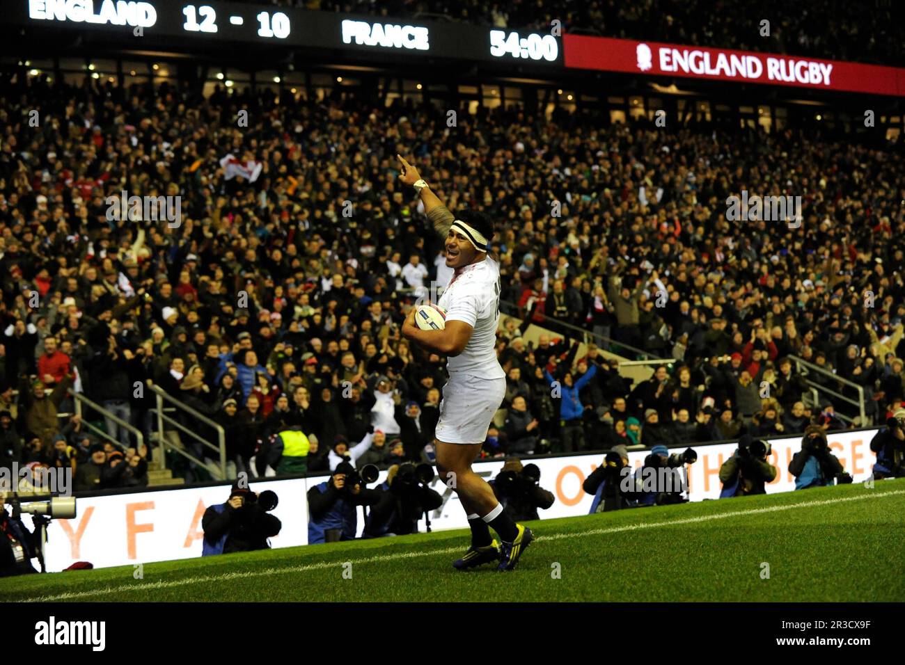 Manu Tuilagi d'Inghilterra festeggia il suo ritorno durante la partita delle RBS 6 Nations tra Inghilterra e Francia a Twickenham il sabato 23r Foto Stock