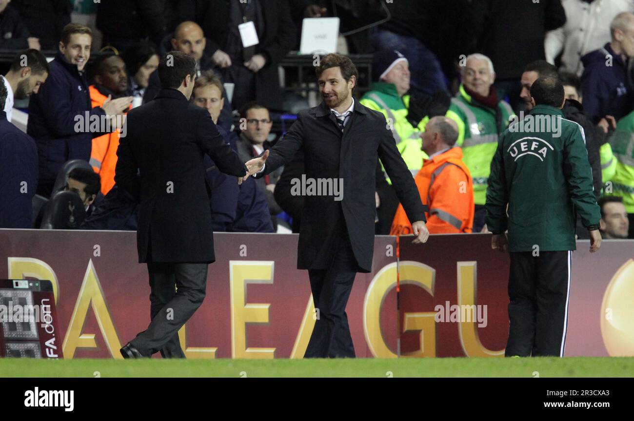 Andre Villas Boas, direttore di Tottenham Hotspur, scuote la mano del manager olimpico Lyonnais Remi Garde alla fine del gioco. Gli spurs battono Lione 2:1Tott Foto Stock