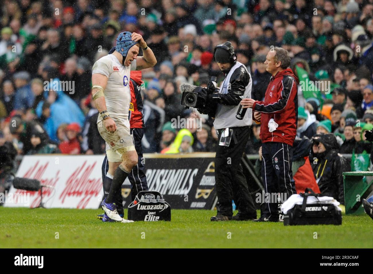 James Haskell di Inghilterra è inviato al sin bin dall'arbitro Jerome Garces durante la partita delle RBS 6 Nazioni tra Irlanda e Inghilterra all'Aviva Stadi Foto Stock