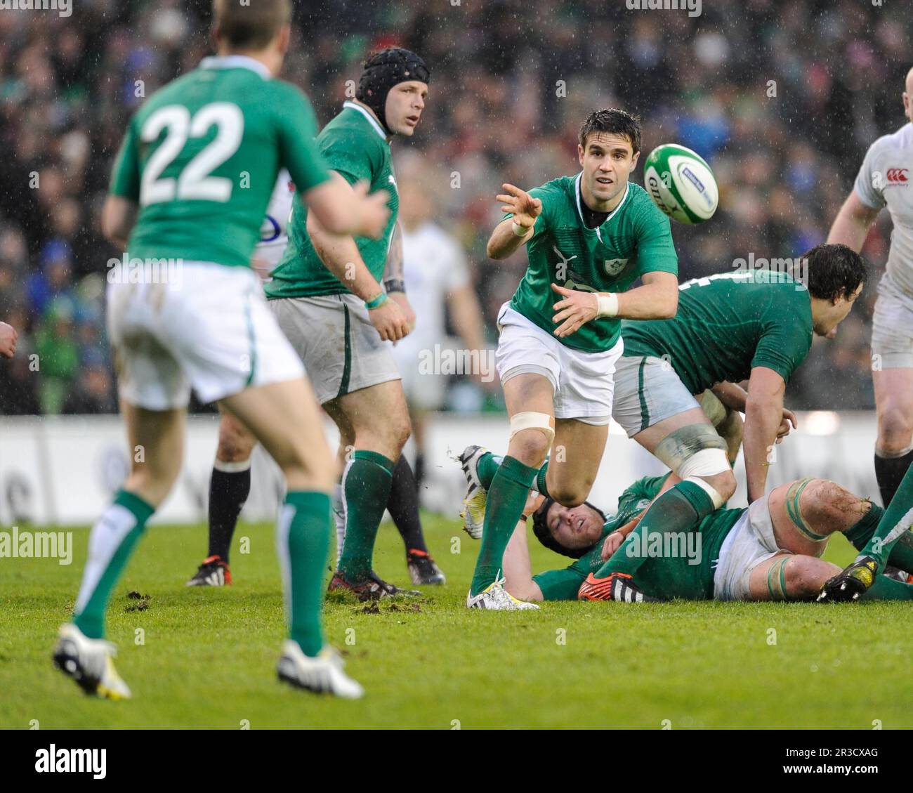 Conor Murray of Ireland passa durante la partita RBS 6 Nations tra Irlanda e Inghilterra allo stadio Aviva di Dublino domenica 10 febbraio 2013 (Pho Foto Stock