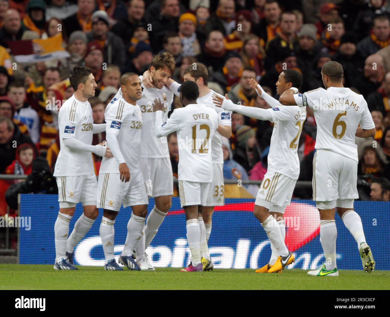 I GIOCATORI DI SWANSEA FESTEGGIANO MICHU GOALBRADFORD CITY V SWANSEA CITY BRADFORD CITY V SWANSEA CITY CAPITAL ONE FOOTBALL LEAGUE CUP FINAL 2013 WEMBLEY STADI Foto Stock