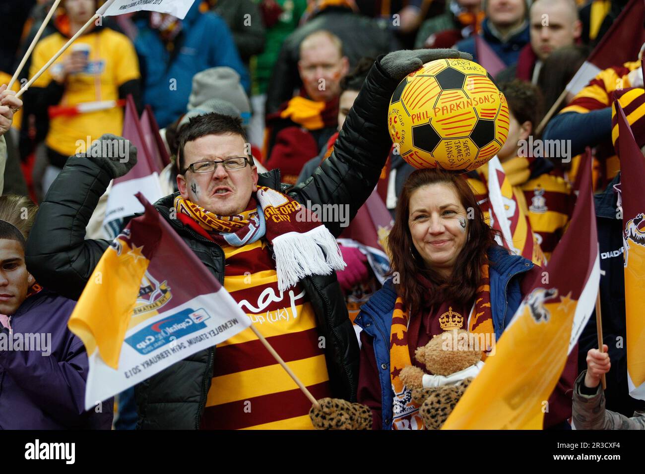 BRADFORD CITY FANSBRADFORD CITY V SWANSEA CITY BRADFORD CITY V SWANSEA CITY CAPITAL ONE FOOTBALL LEAGUE CUP FINAL 2013 WEMBLEY STADIUM, LONDRA, ENGLAN Foto Stock