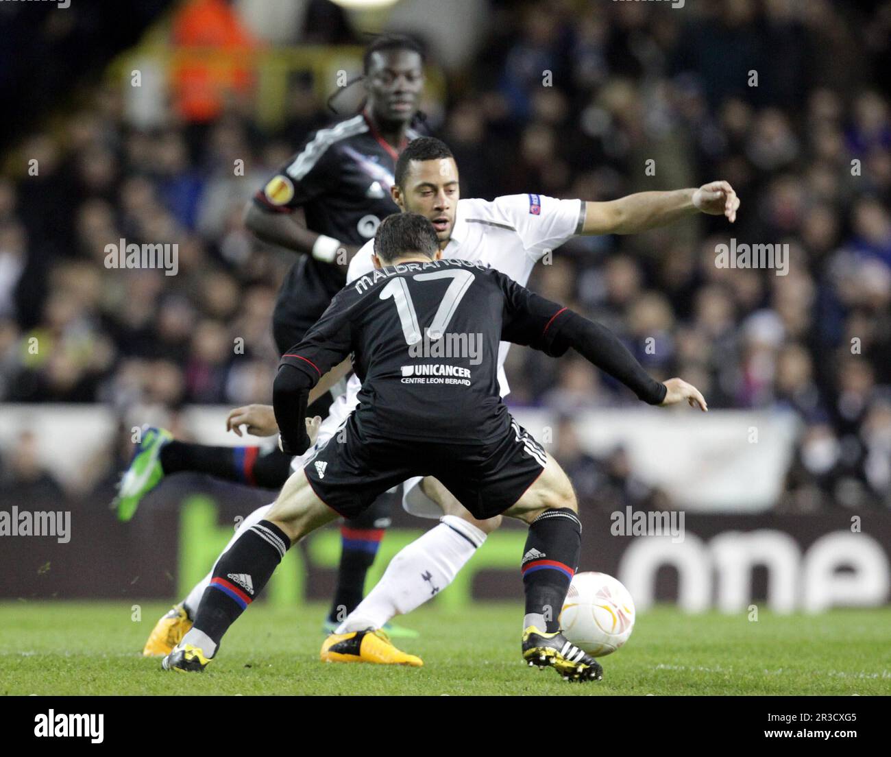 Mousa Dembele di Tottenham Hotspur combatte con l'Olympique Lyonnais Steed Malbranque. Spurs Beat Lyon 2:1Tottenham:00 Hotspur 14/02/13 Tottenham Hotspur V Foto Stock