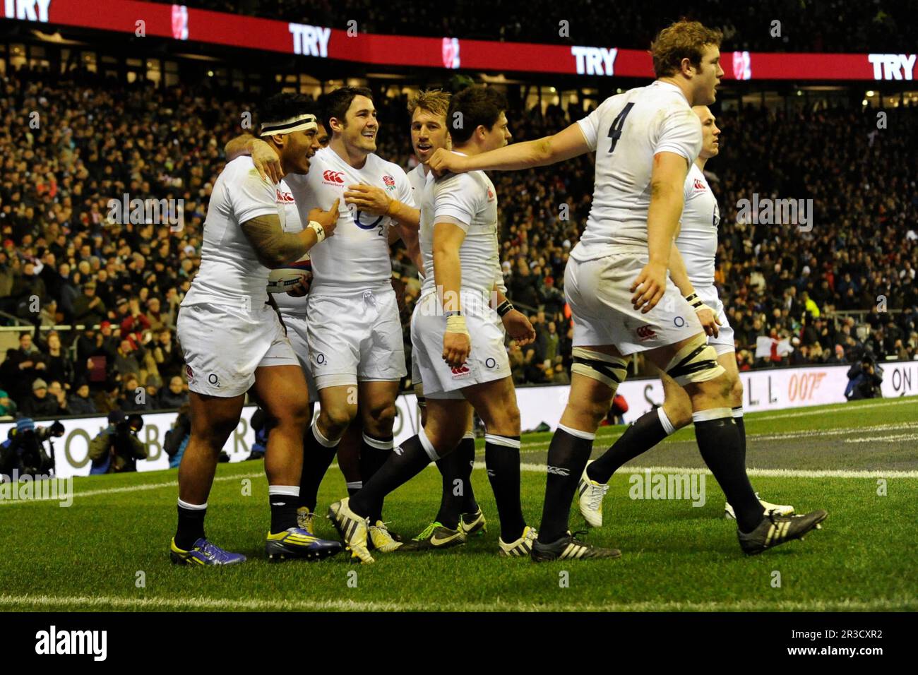 Manu Tuilagi d'Inghilterra (a sinistra) festeggia una prova durante la partita delle RBS 6 Nazioni tra Inghilterra e Francia a Twickenham il sabato 23rd febbraio Foto Stock