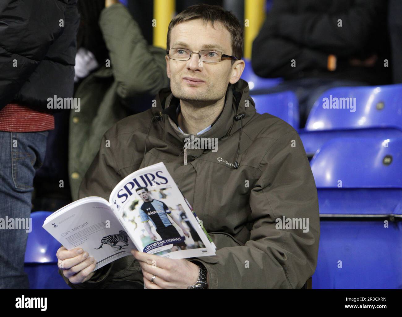 Gli appassionati di spur leggono i loro programmi prima del gioco. Spurs Beat Lyon 2:1Tottenham:02/13 Hotspur 14/02/13 Tottenham Hotspur V Olympique Lyonnais 14/UEFA E. Foto Stock