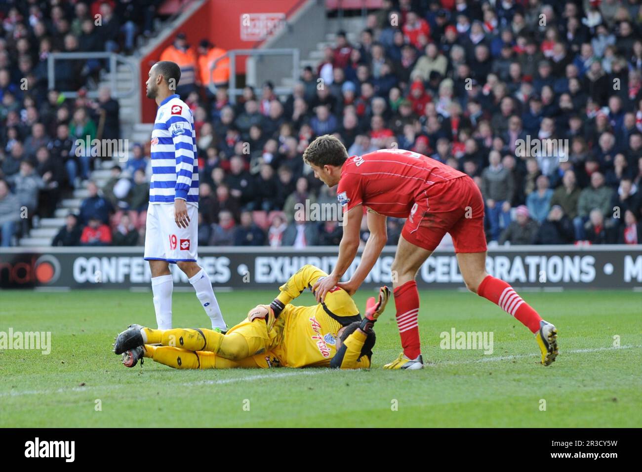 Julio Cesar di Queens Park Rangers tiene la sua anca in dolore dopo uno scontro aereo con Jay Rodriguez di Southampton durante la Barclays Premier League ma Foto Stock