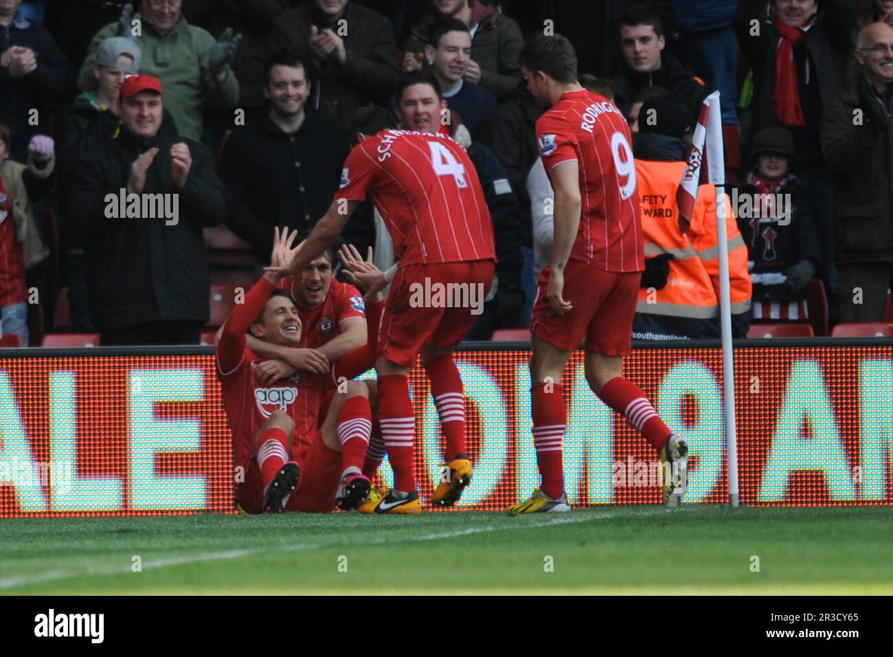 Gastón Ramírez di Southampton (seduto) celebra il punteggio del gol di equalizzazione nel primo tempo durante la partita della Premier League tra Barclays Foto Stock