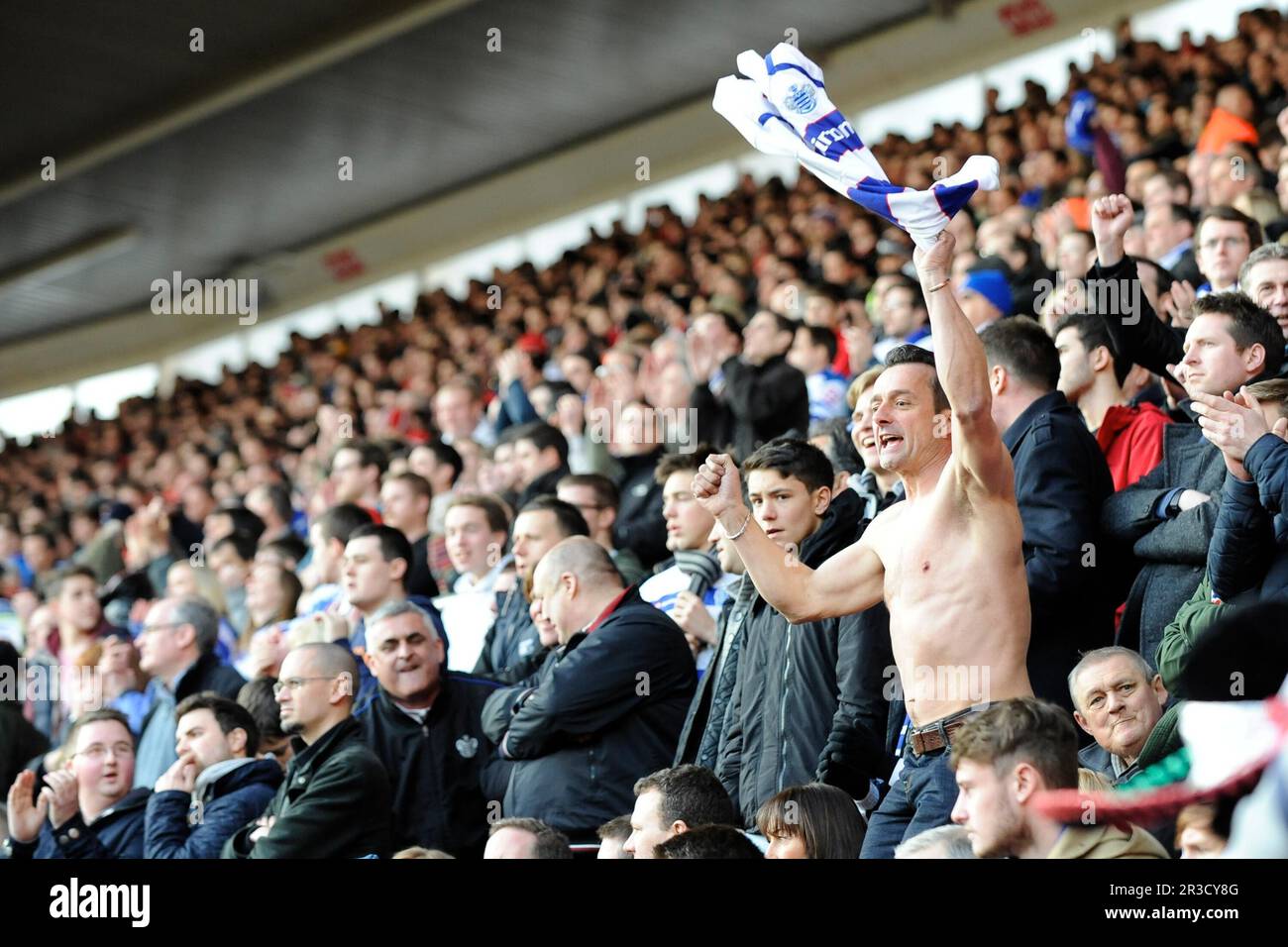 Un fan dei Queens Park Rangers si spacca la maglia durante la partita della Barclays Premier League tra Southampton e i Queens Park Rangers a St Mary's on Sab Foto Stock