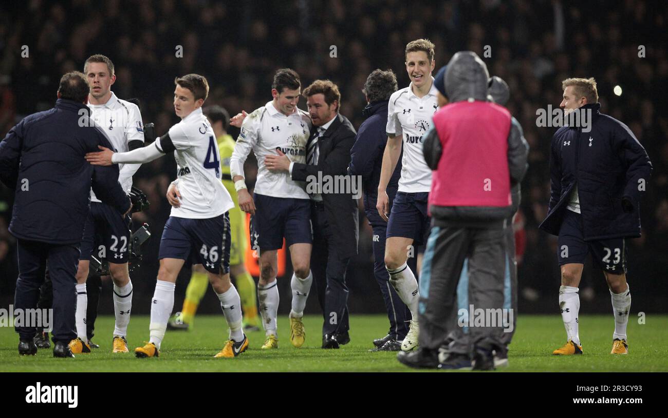 Gareth Bale di Tottenham Hotspur festeggia con Andre Villas Boas, direttore di Tottenham Hotspur, alla fine del gioco. Gli speroni battono il prosciutto ad ovest 3:2West Foto Stock