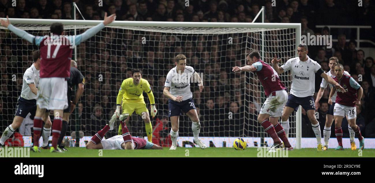 Andy Caroll di West Ham United viene abbassato nell'area di penalità e vince un calcio di punizione. Gli speroni stanno battendo il prosciutto ad ovest 1:0West:00 prosciutto Unito 25/02/13 ovest Foto Stock