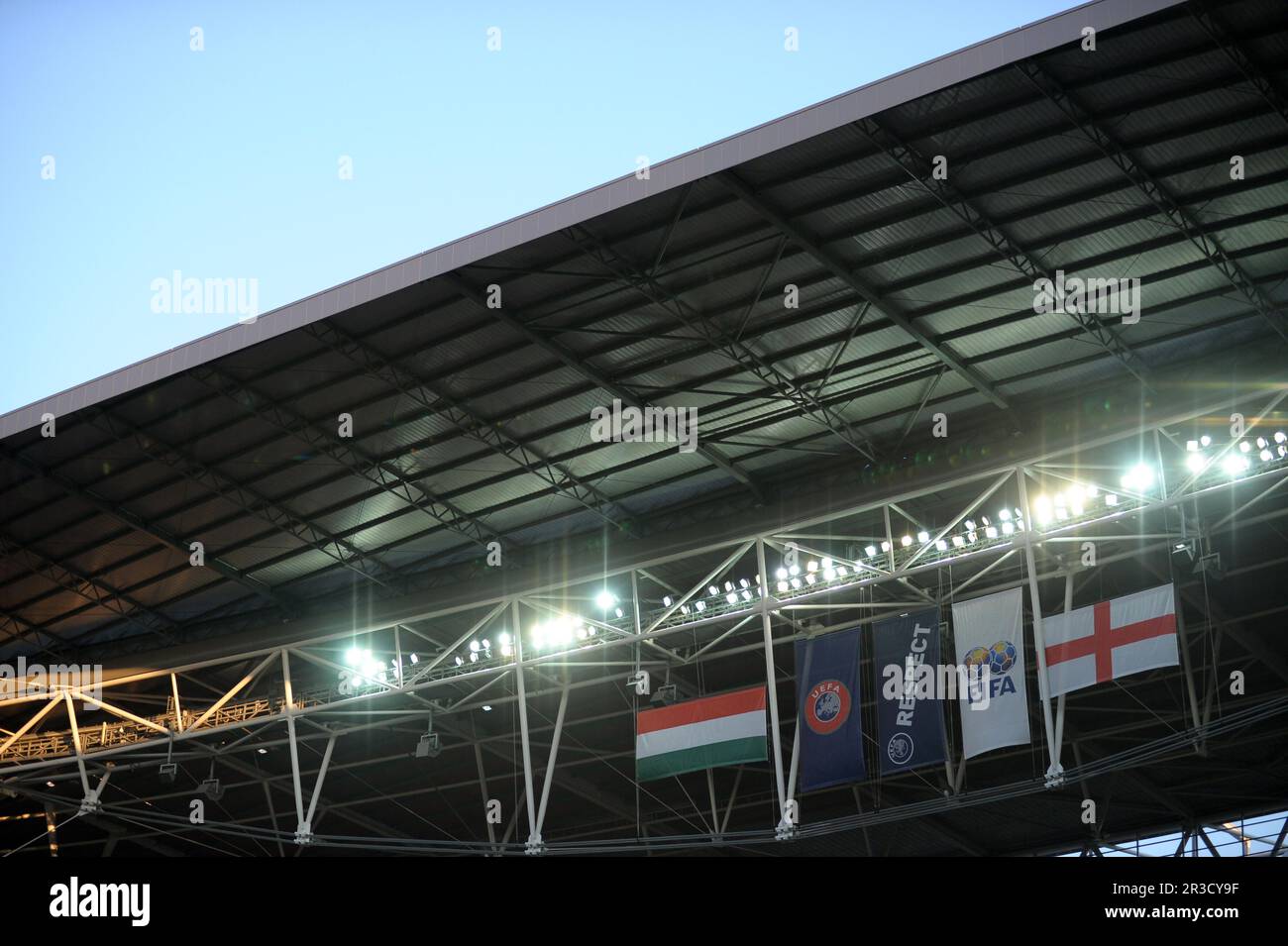 Wembley Stadium, Inghilterra contro Ungheria, International friendly 11/08/2010 Una vista generale dello stadio di Wembley che gioca le bandiere nazionali di Inghilterra e Hun Foto Stock