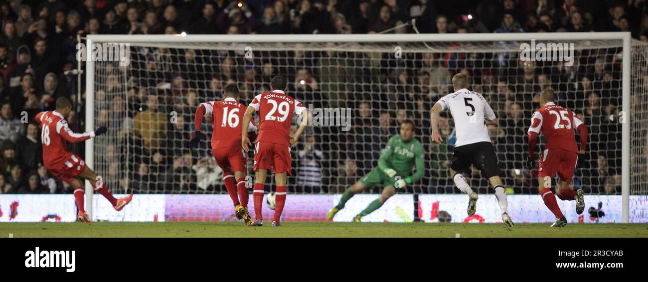 Loic Remy di Queens Park Rangers ha la sua pena salvata da Mark Schwarzer di Fulham. Fulham stanno battendo QPR 3:1Fulham 01/04/13 Fulham V QPR 01/04/13 il Foto Stock