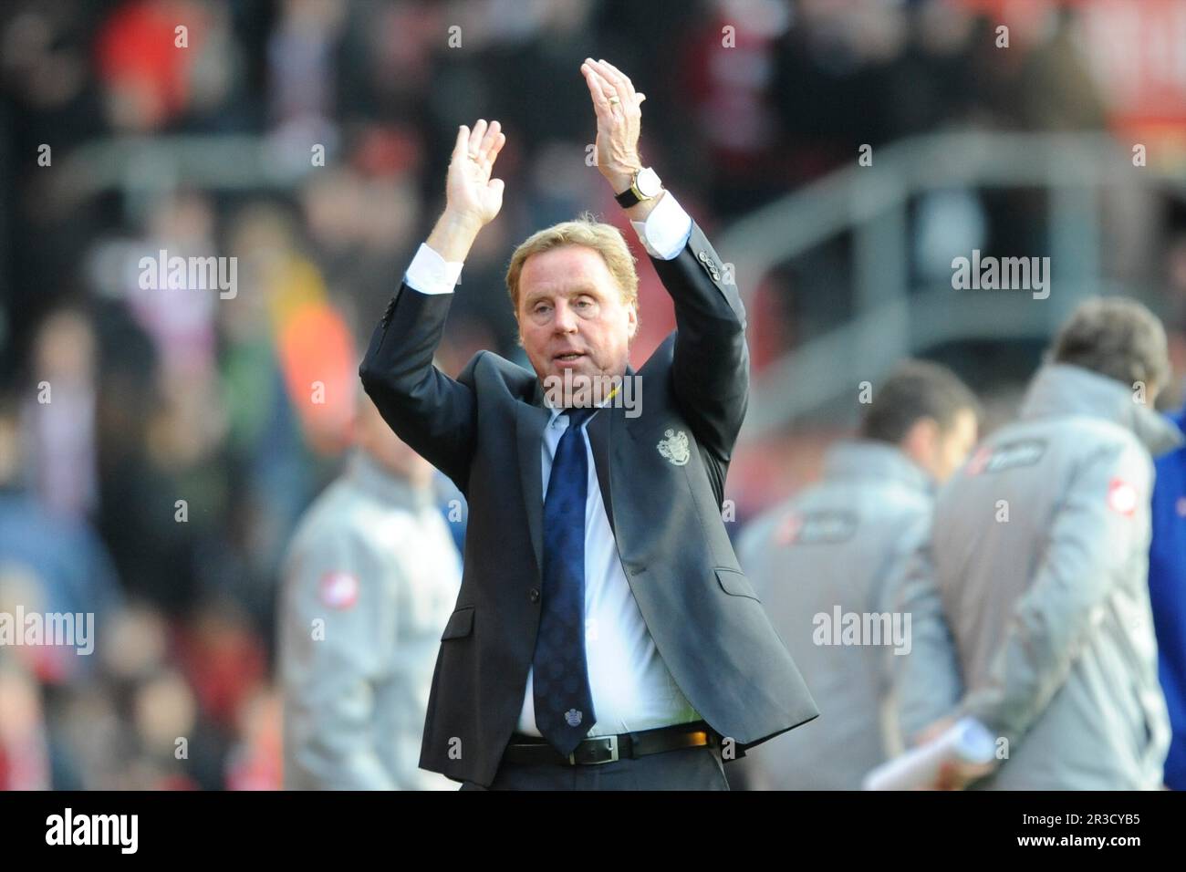 Harry Redknap, Queens Park Rangers Manager, applaude i fan dopo aver vinto (1-2) la partita della Premier League di Barclays tra Southampton e Queens Par Foto Stock