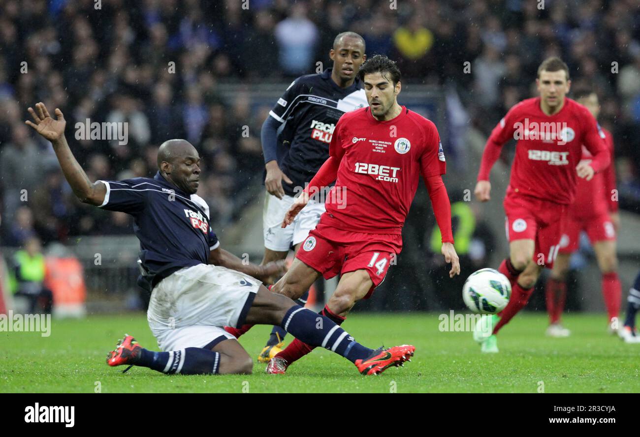 Danny Shittu di Millwall combatte con Jordi Gomez di Wigan Athletic. Wigan Beat Millwall 2:0Millwall 04/04/13 Millwall V Wigan Athletic 04/04/13 fa Cup Foto Stock