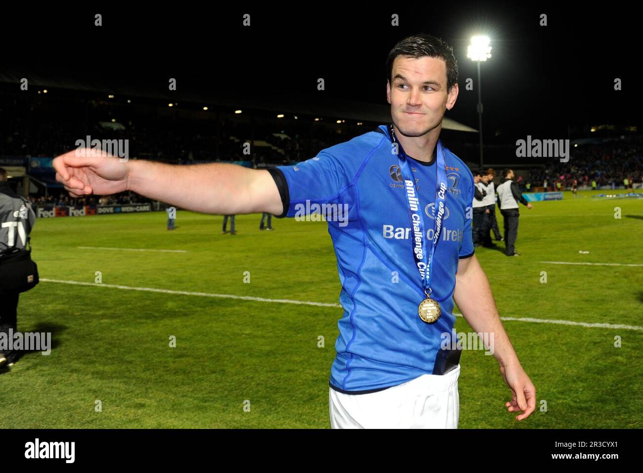Jonathan Sexton di Leinster festeggia con i fan dopo aver vinto la finale della Amlin Challenge Cup tra Leinster Rugby e Stade Francais al RDS Aren Foto Stock