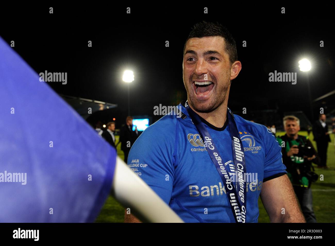 Rob Kearney di Leinster festeggia con i fan dopo aver vinto la finale della Amlin Challenge Cup tra Leinster Rugby e Stade Francais alla RDS Arena, D. Foto Stock
