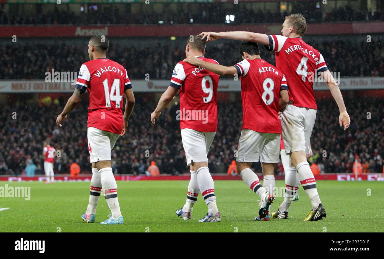 Lucas Podolski dell'Arsenal festeggia il suo gol con i suoi compagni di squadra. Arsenal bestia Wigan 4:1Arsenal 14/05/13 Arsenal V Wigan Athletic 14/05/13 T Foto Stock