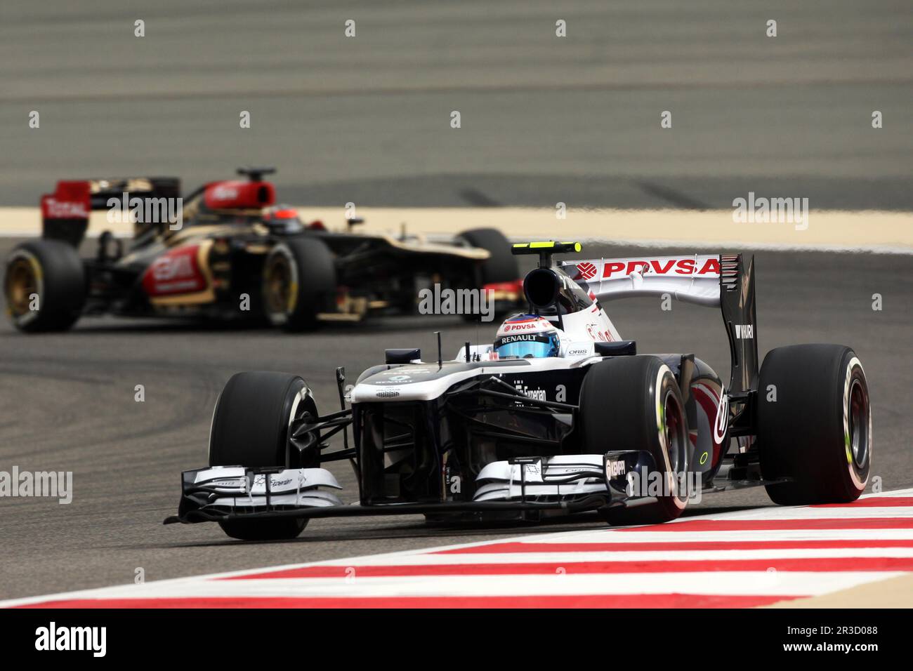 Valtteri Bottas (fin) Williams FW35 conduce Kimi Raikkonen (fin) Lotus F1 E21.20.2013. Campionato del mondo di Formula 1, Rd 4, Gran Premio del Bahrain, Sakhir Foto Stock