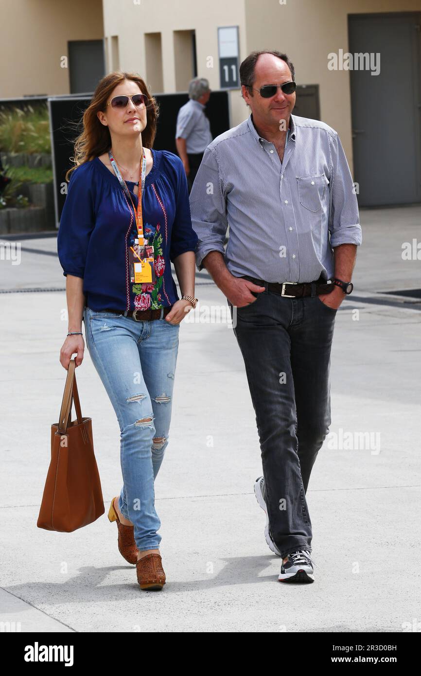 Gerhard Berger (AUT) con la sua ragazza Helene.20.04.2013. Campionato del mondo di Formula 1, Rd 4, Gran Premio del Bahrain, Sakhir, Bahrain, Giornata di qualificazione, C Foto Stock