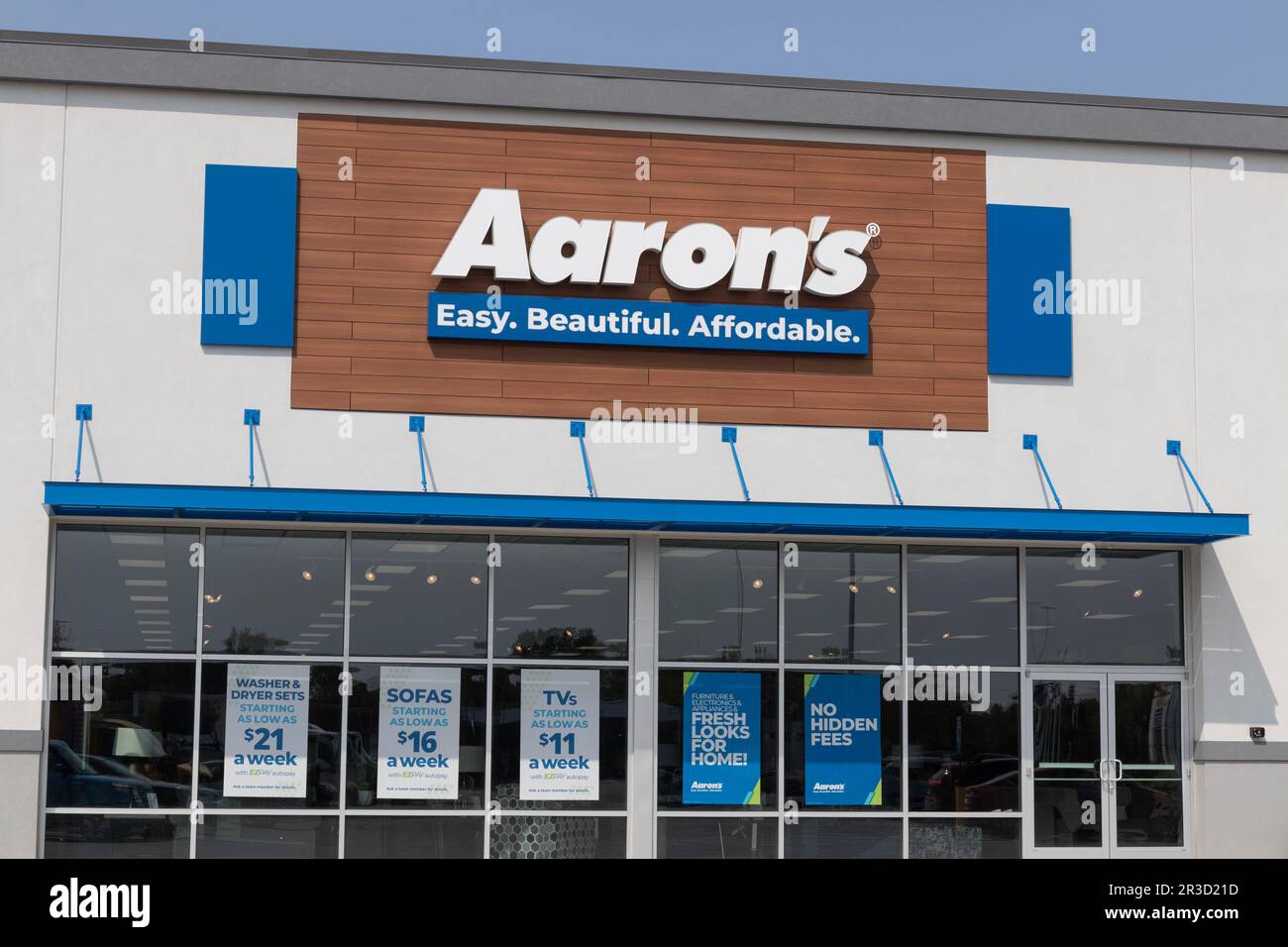 Indianapolis - circa Maggio 2023: Aaron's Rent al proprio negozio al dettaglio. Aaron's consente alle persone di noleggiare elettronica e mobili con un'opzione di acquisto. Foto Stock
