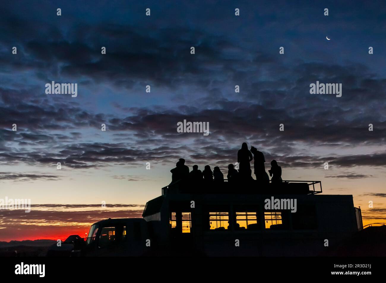 Silhouette persone che guardano un tramonto Foto Stock