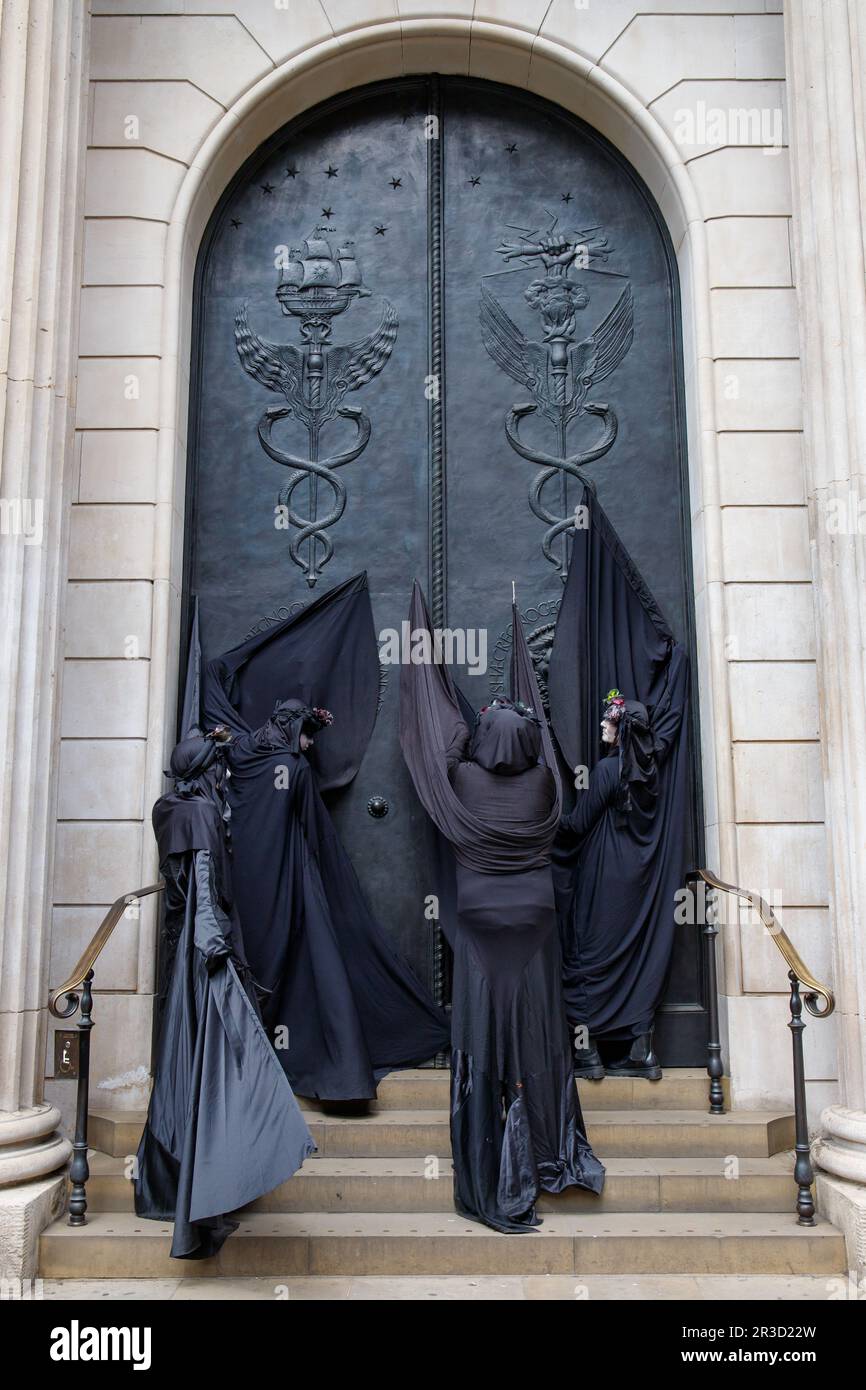 Londra, Inghilterra, Regno Unito 23 maggio 2023 in concomitanza con la Shell AGM che si tiene a Londra, Money Rebellion tiene proteste a Vanguard e Blackrock, i due maggiori azionisti Foto Stock