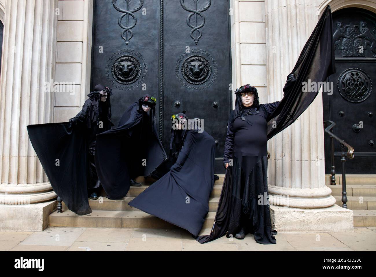 Londra, Inghilterra, Regno Unito 23 maggio 2023 in concomitanza con la Shell AGM che si tiene a Londra, Money Rebellion tiene proteste a Vanguard e Blackrock, i due maggiori azionisti Foto Stock