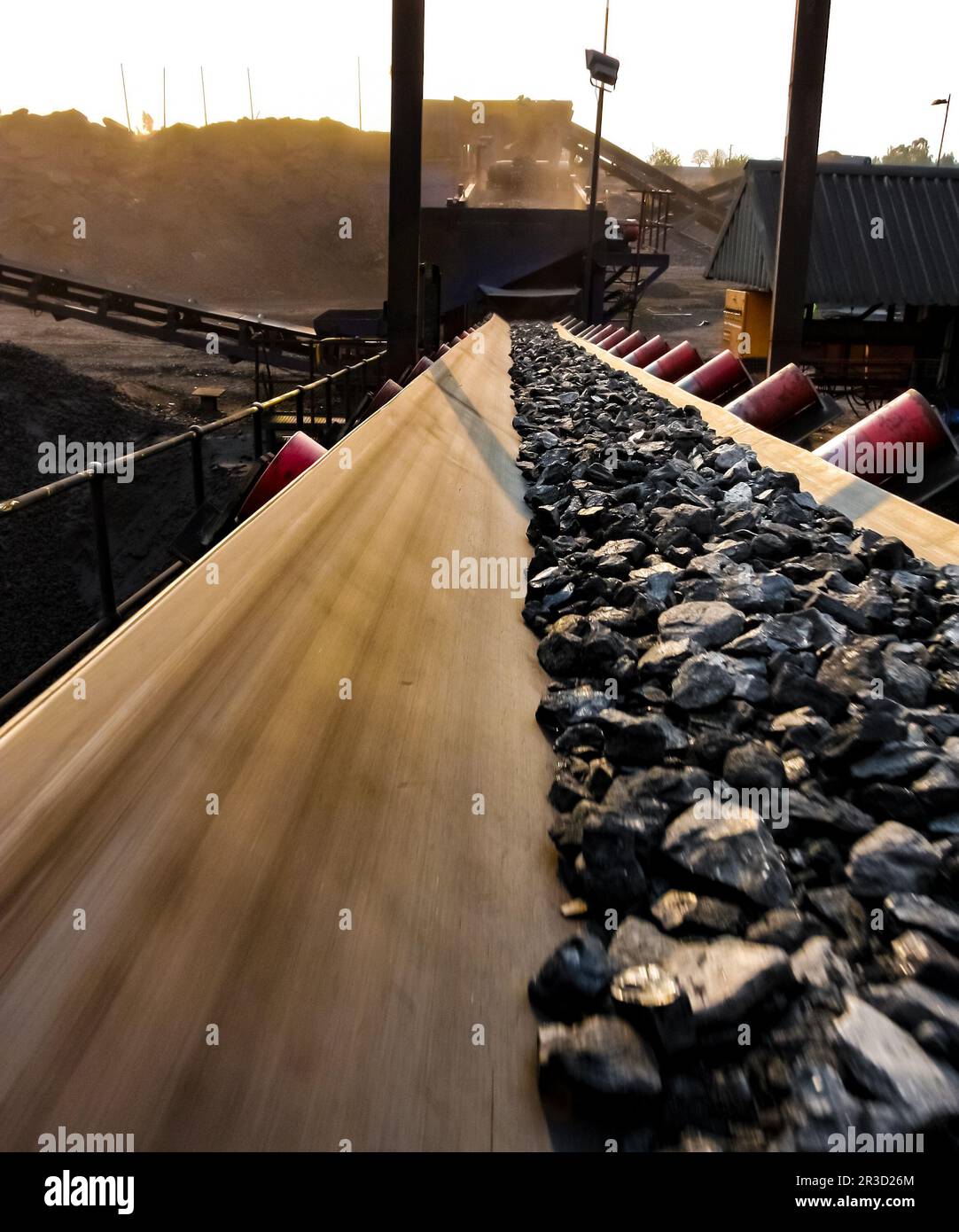 Coal ore su un nastro trasportatore per la lavorazione Foto Stock