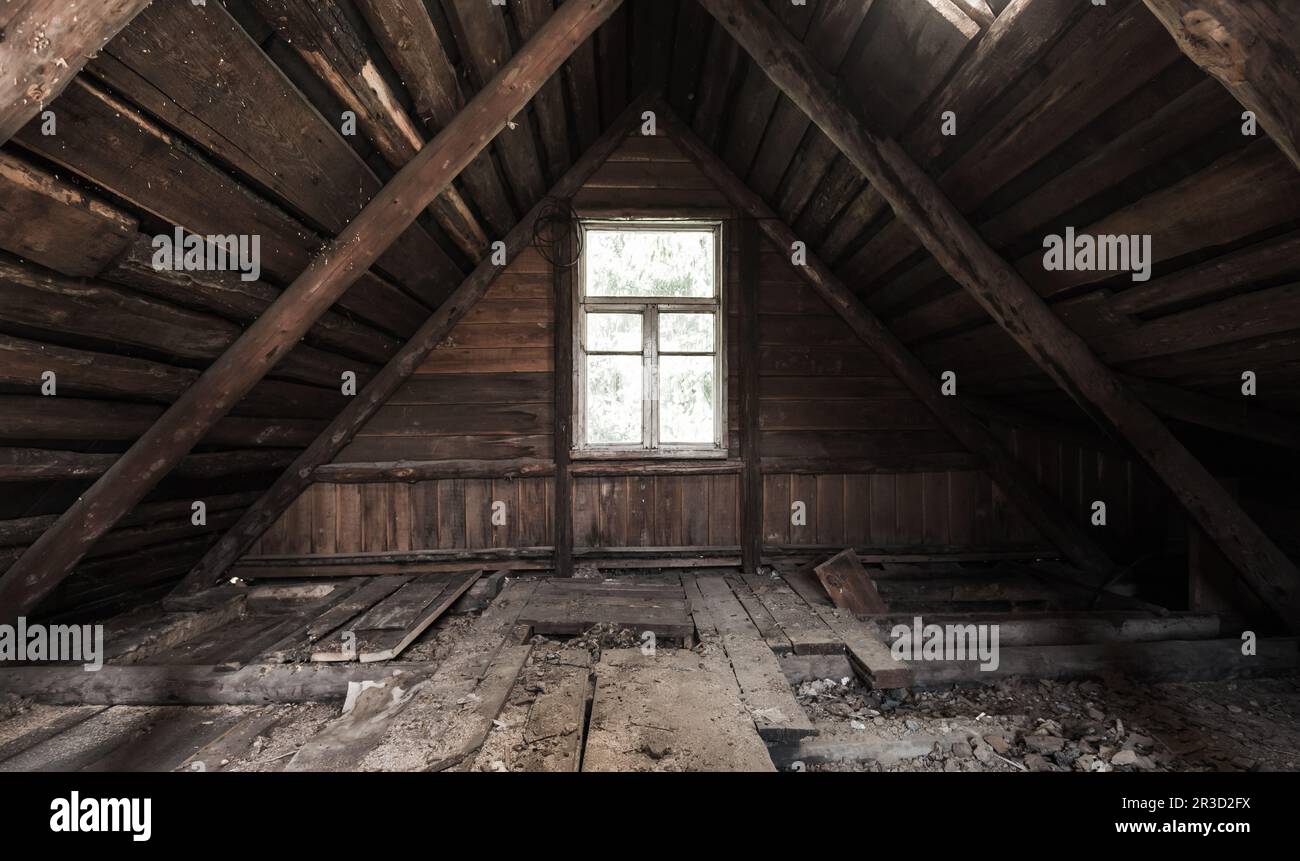 Astratto interno grunge, vista prospettica di una stanza mansardata abbandonata con finestra luminosa Foto Stock