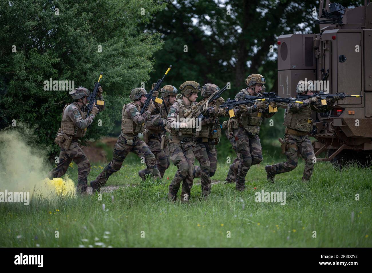 Caylus, Francia. 23rd maggio, 2023. Presentazione del VBMR-L 'Serval' francese (veicolo blindato multirole-Leger/Light Multirole Armoured Vehicle) durante un esercizio nel campo militare di Caylus, Francia, il 23 maggio 2023. Il Serval prenderà il posto del VAB (veicoli forward blindati) in servizio per più di 40 anni. Foto di Eliot Blondet/ABACAPRESS.COM Credit: Abaca Press/Alamy Live News Foto Stock