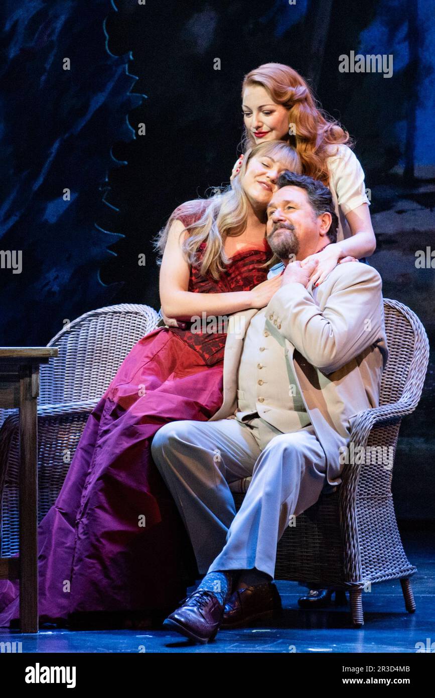 Londra, 23 maggio 2023, Michael Ball e cast in Apots of Love photo call al Lyric Theatre, Credit: Lou Morris Photography/Alamy Live News Foto Stock