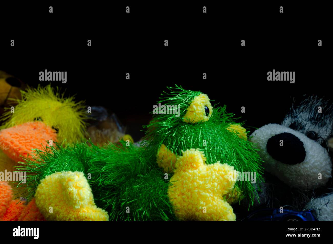 Giocattoli imbottiti su uno scaffale da parete. Foto Stock