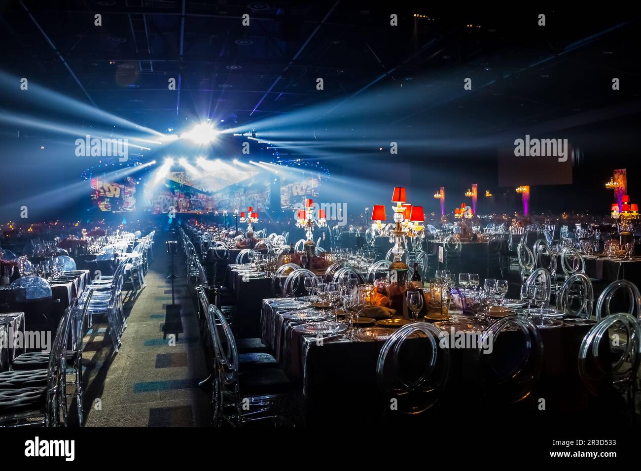 Cena di gala con decorazioni per eventi nella sala scura Foto Stock