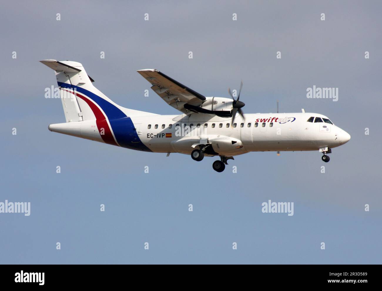 Un ATR 42-300(F) di Swiftair si avvicina all'aeroporto di Palma Majorca Foto Stock