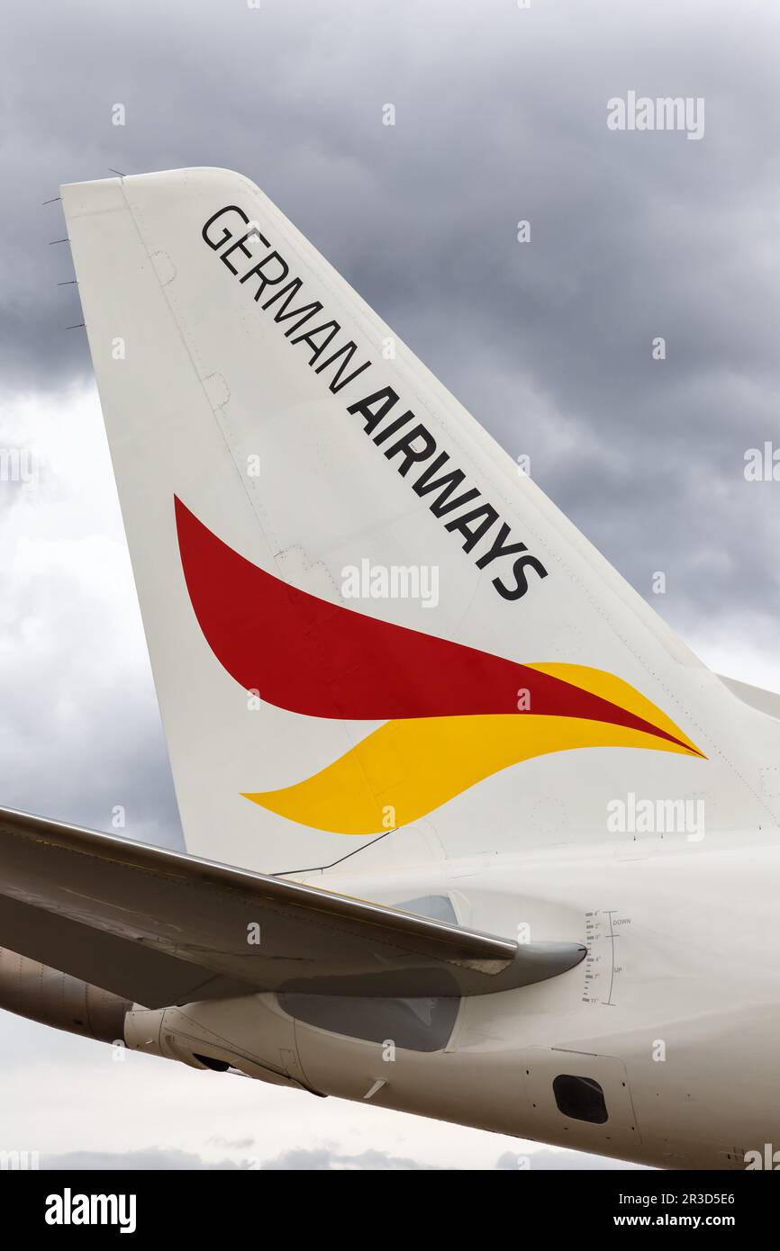 German Airways Embraer 190 velivolo coda verticale Colonia Bonn Aeroporto in Germania Foto Stock