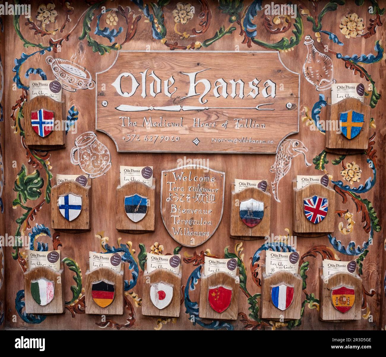 Olde Hansa il menu del ristorante medievale in diverse lingue, il centro storico di Tallinn, Estonia Foto Stock