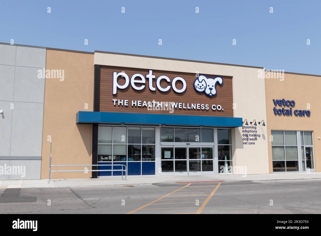 Indianapolis - circa Maggio 2023: Petco Health and Wellness Company location. Petco gestisce più di 1.300 negozi di alimenti per animali domestici, prodotti e servizi. Foto Stock