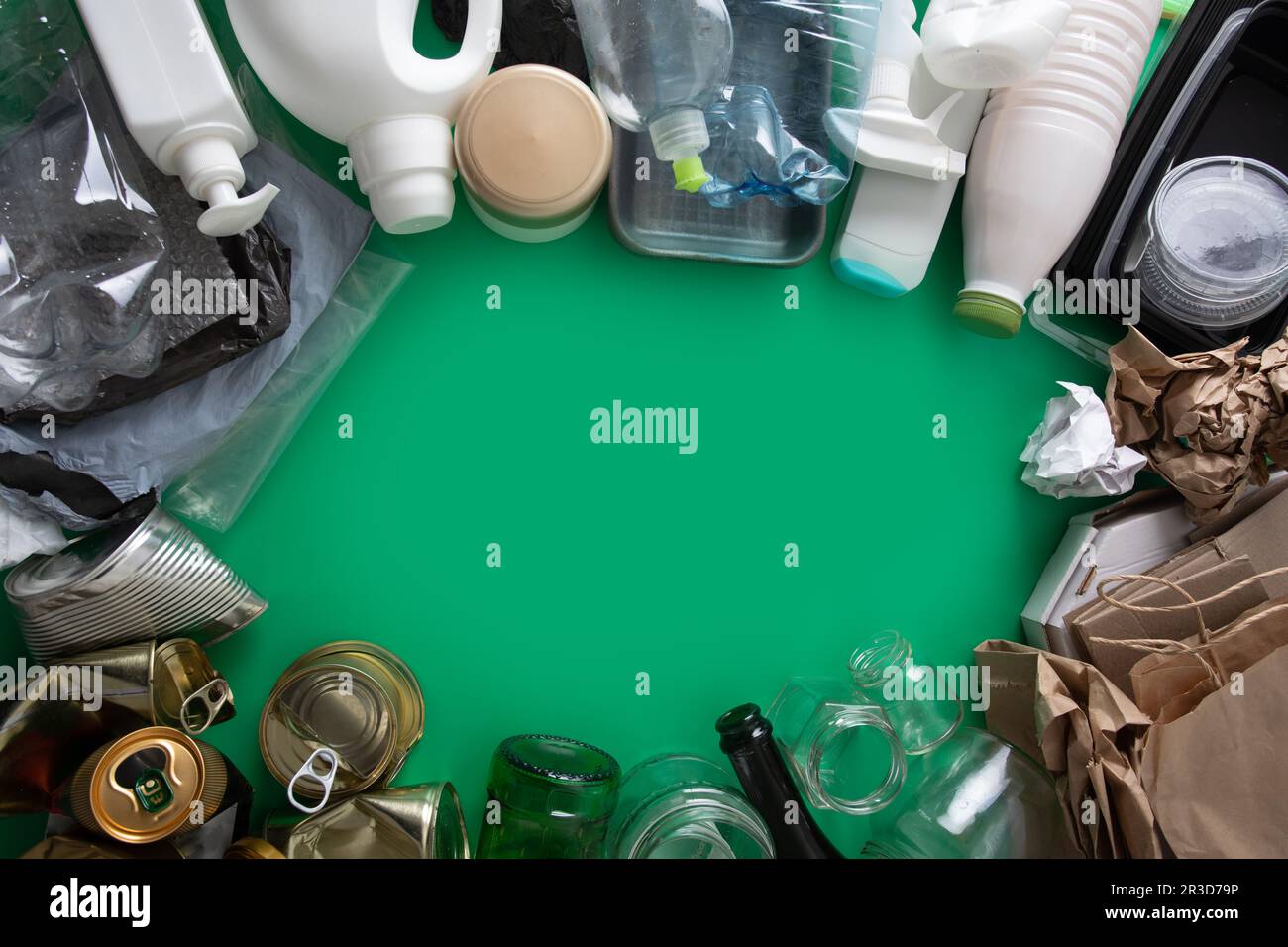 Riciclaggio dei rifiuti come metallo, plastica e vetro, carta Foto Stock