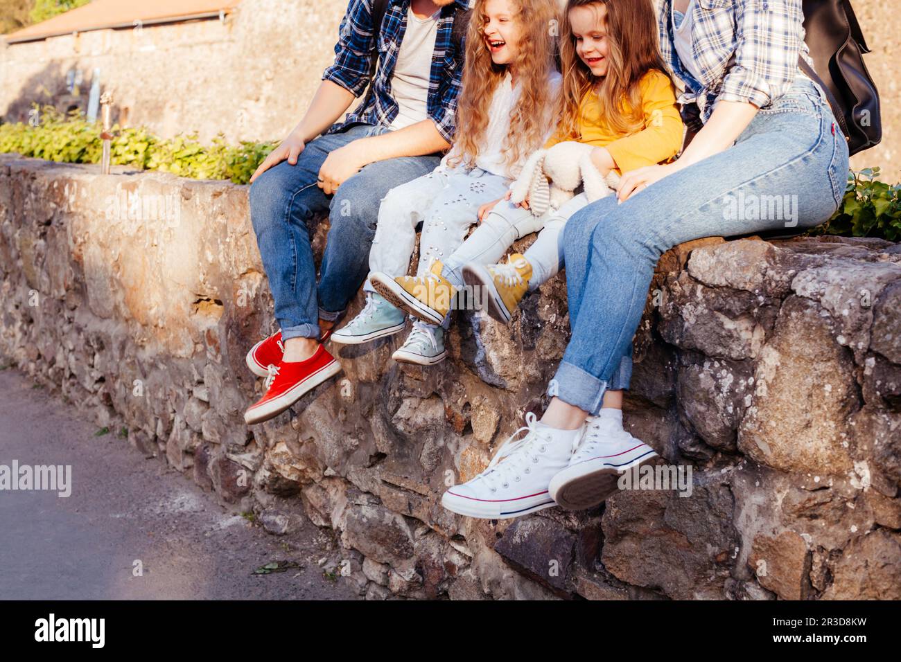 La giovane famiglia di quattro persone si trova all'aperto Foto Stock