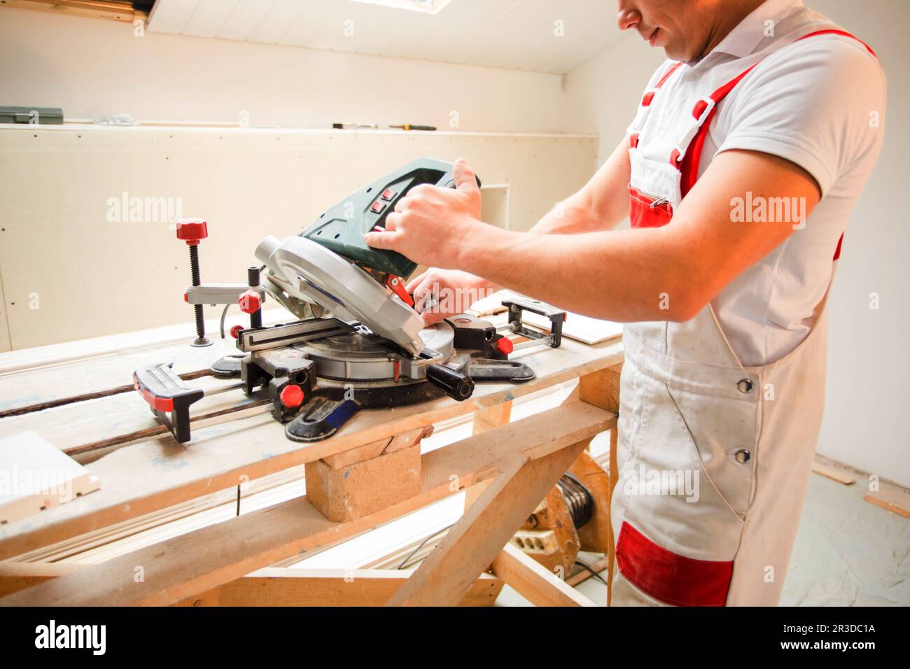 Il master lavora con un attrezzo speciale è la lavorazione delle schede Foto Stock