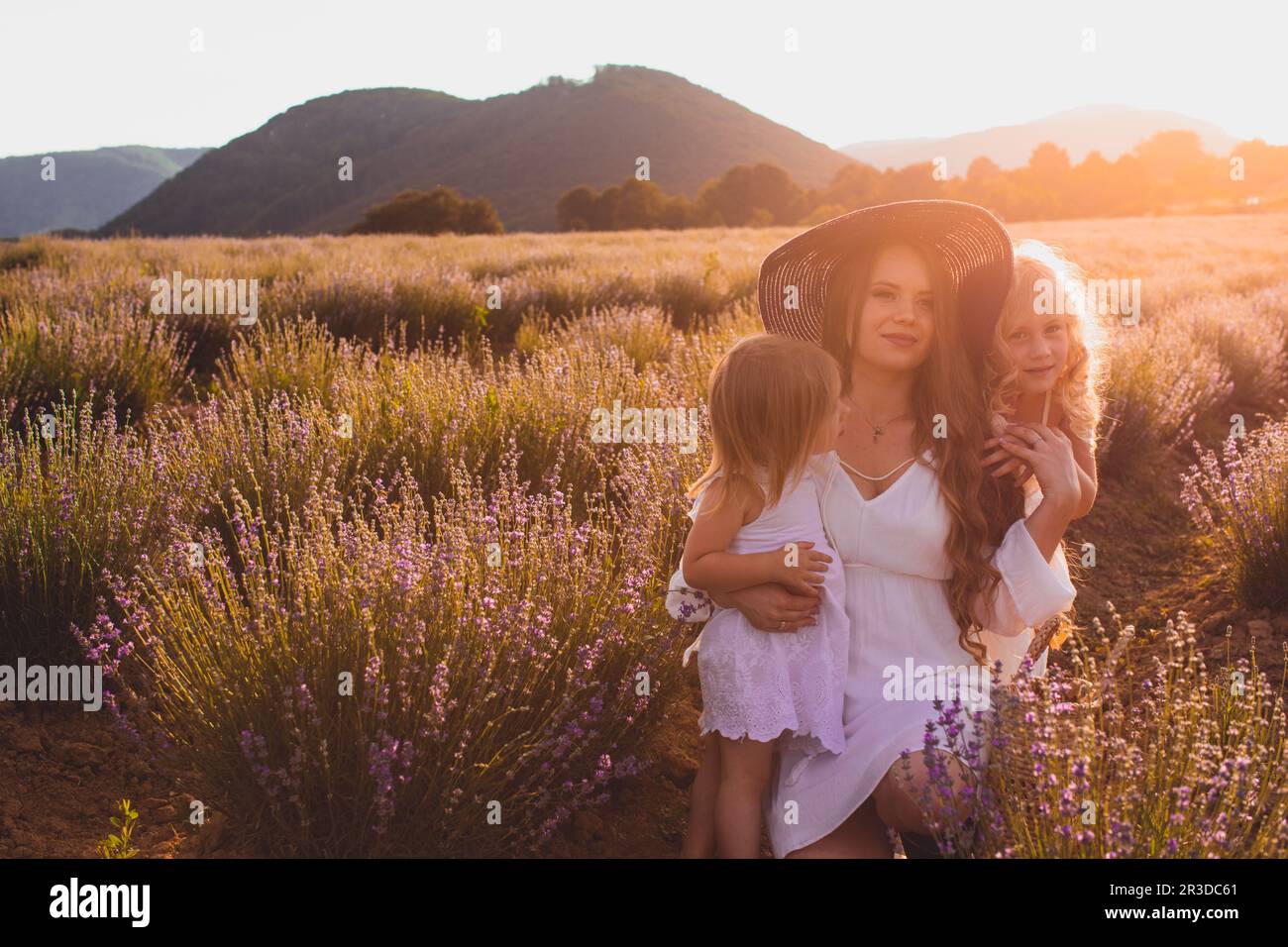 Madre con le sue figlie al campo di lavanda Foto Stock