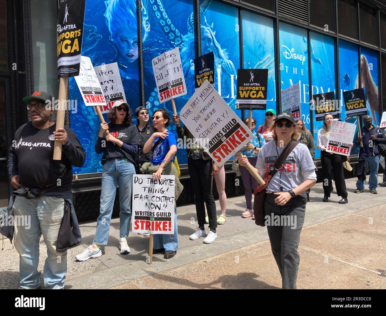 I membri della Writers Guild of America East e altri sostenitori sindacali picket fuori dalla sede di Netflix nel Flatiron District a New York Venerdì, 19 maggio 2023. Gli scrittori vogliono una maggiore quota di entrate in streaming, nonché personale obbligatorio e durata del lavoro. L'ultimo sciopero del novembre 2007 durò 100 giorni. (© Frances M. Roberts) Foto Stock