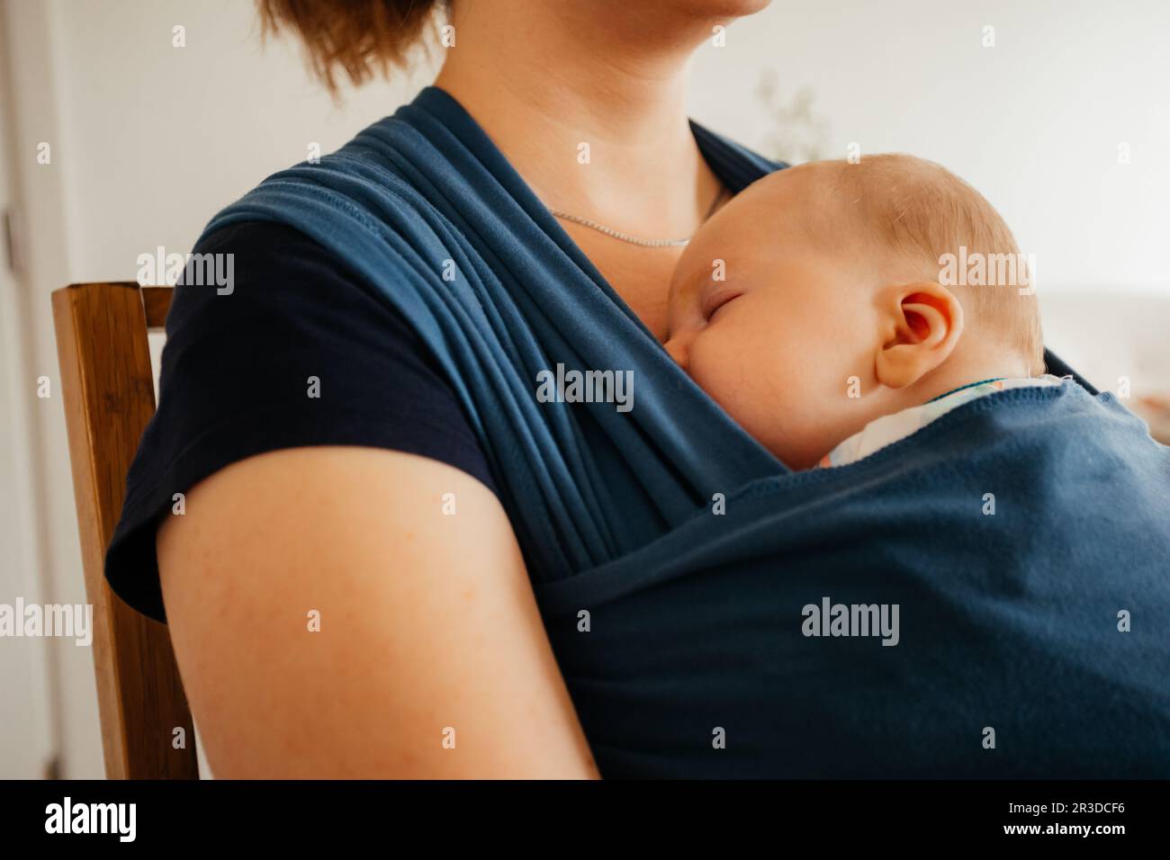 La madre si sente stanca dopo ore di conforto del suo bambino Foto Stock