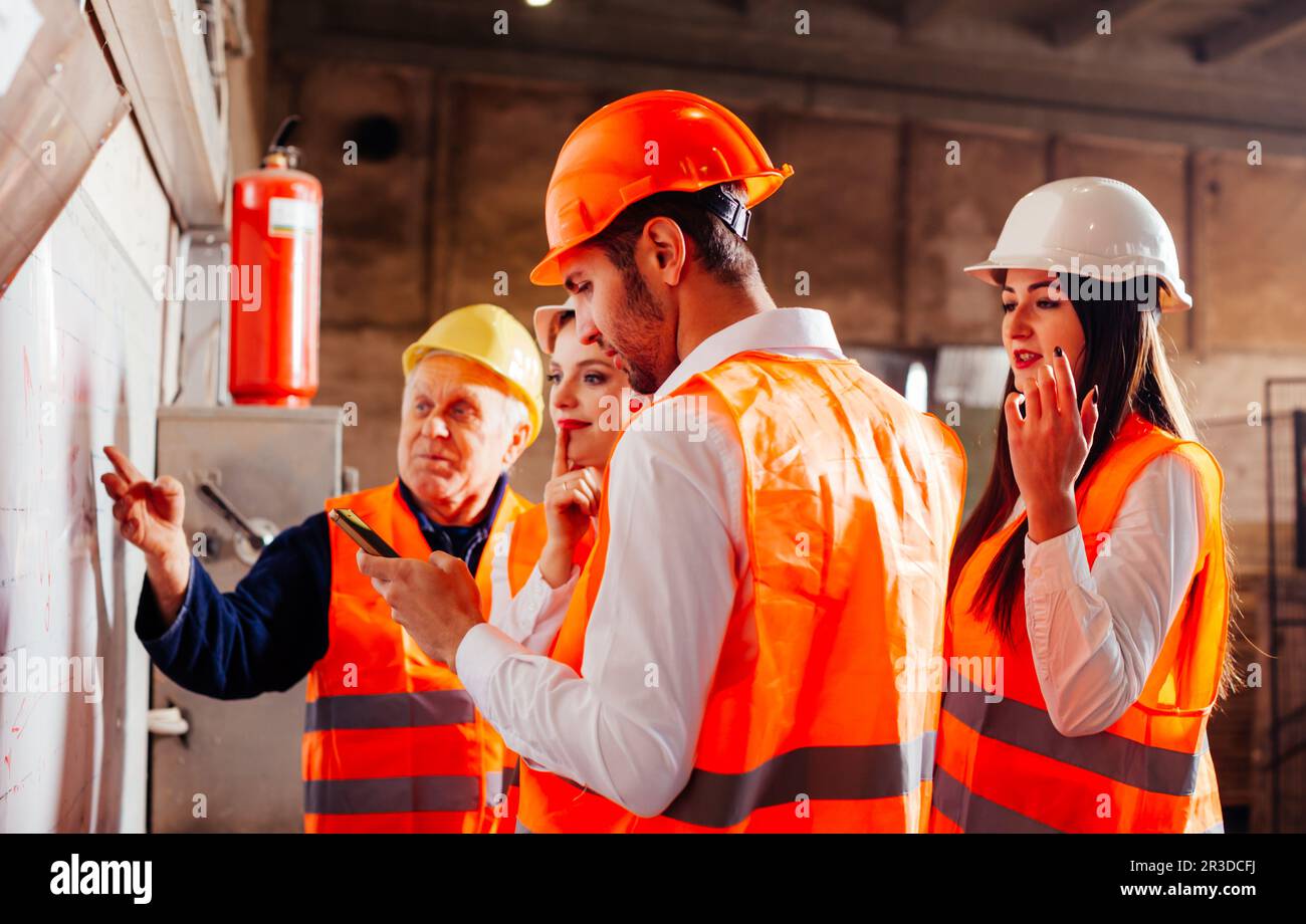 Gli ingegneri apprezzano il lavoro all'interno dell'azienda Foto Stock