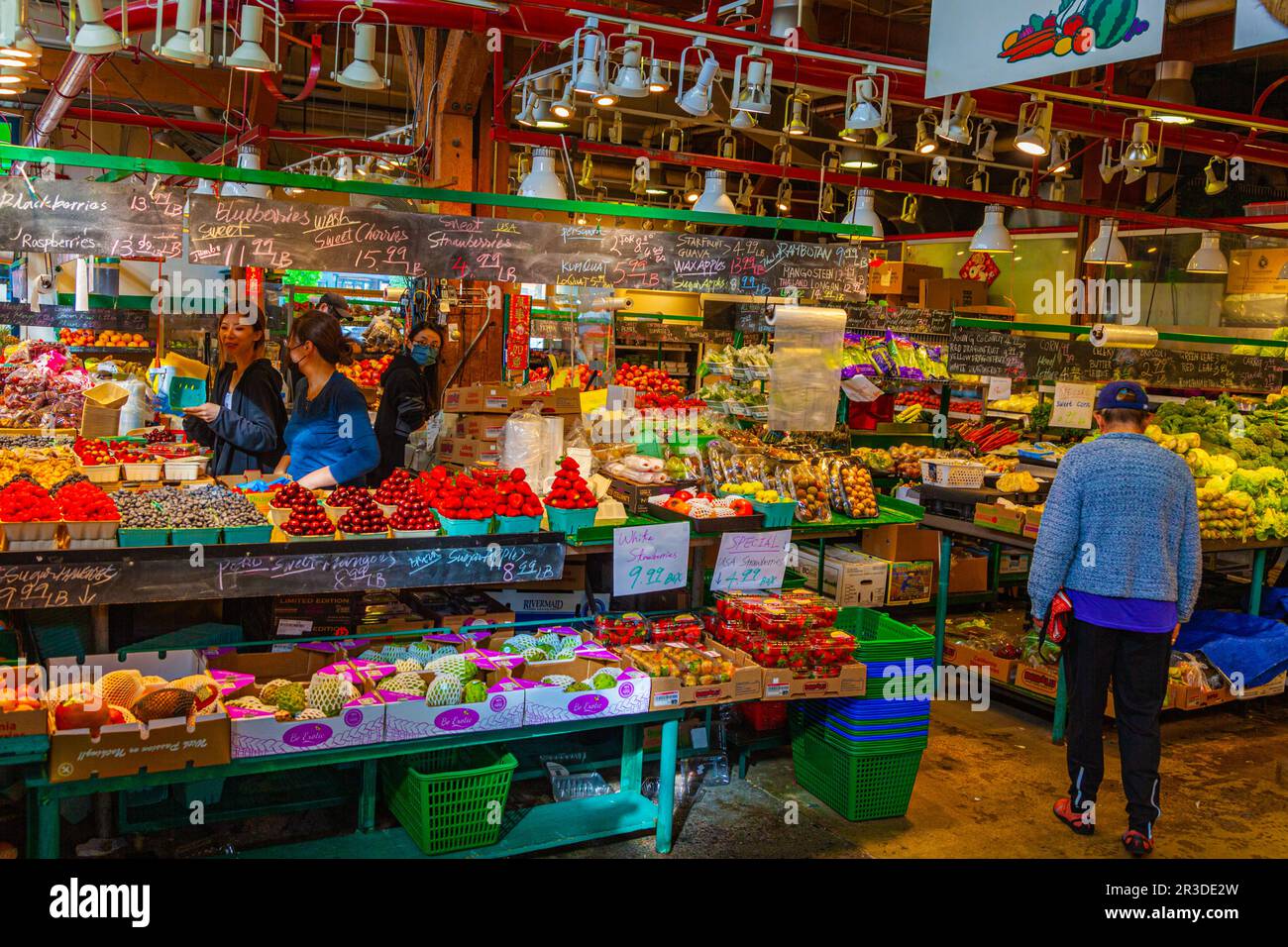 Vista interna del mercato pubblico di Granville Island a Vancouver, Canada Foto Stock